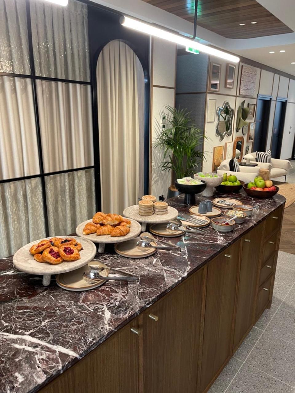 Hotel 202 Elizabeth Sydney Zewnętrze zdjęcie A buffet at a hotel