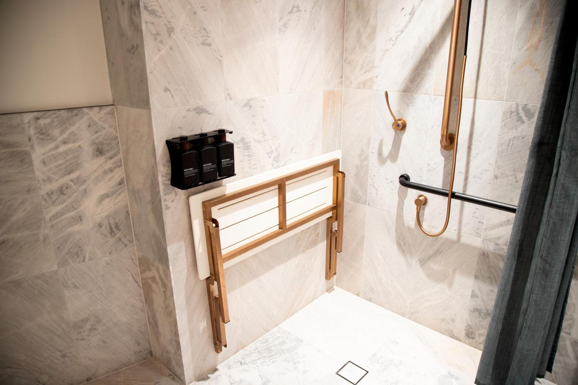 Hotel 202 Elizabeth Sydney Zewnętrze zdjęcie A shower seat